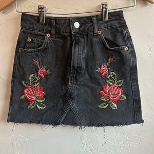 Topshop Y2K Style Black Mini Jean Skirt Rose Embroidery Raw Hem‎ Goth Biker Sz 2